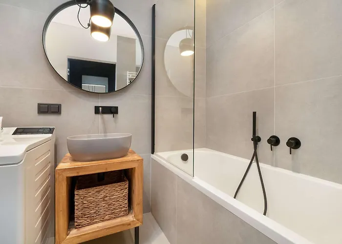 Elegancki Z Klimatyzowanym Salonem, Wanna I Parkingiem W Centrum Lodzi By Renters Prestige * Лодзь